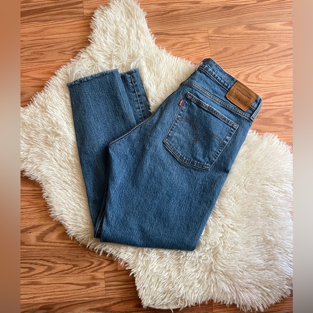 Premium Leviβs Wedgie Distressed Jeans Size 30